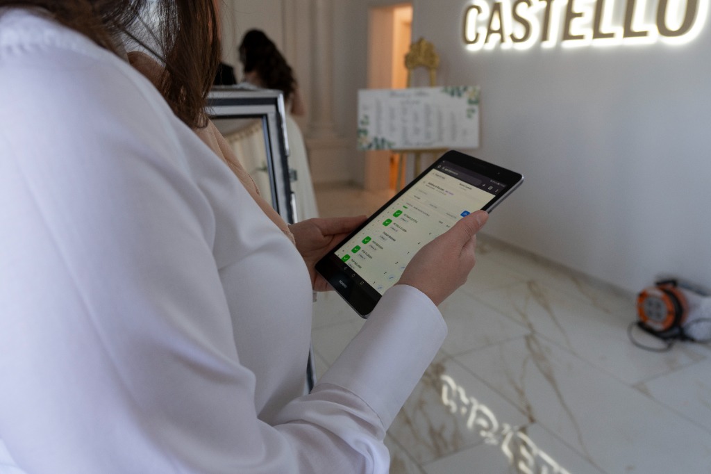 Ce face o hostess cu un serviciu 100% digital la nunta ta